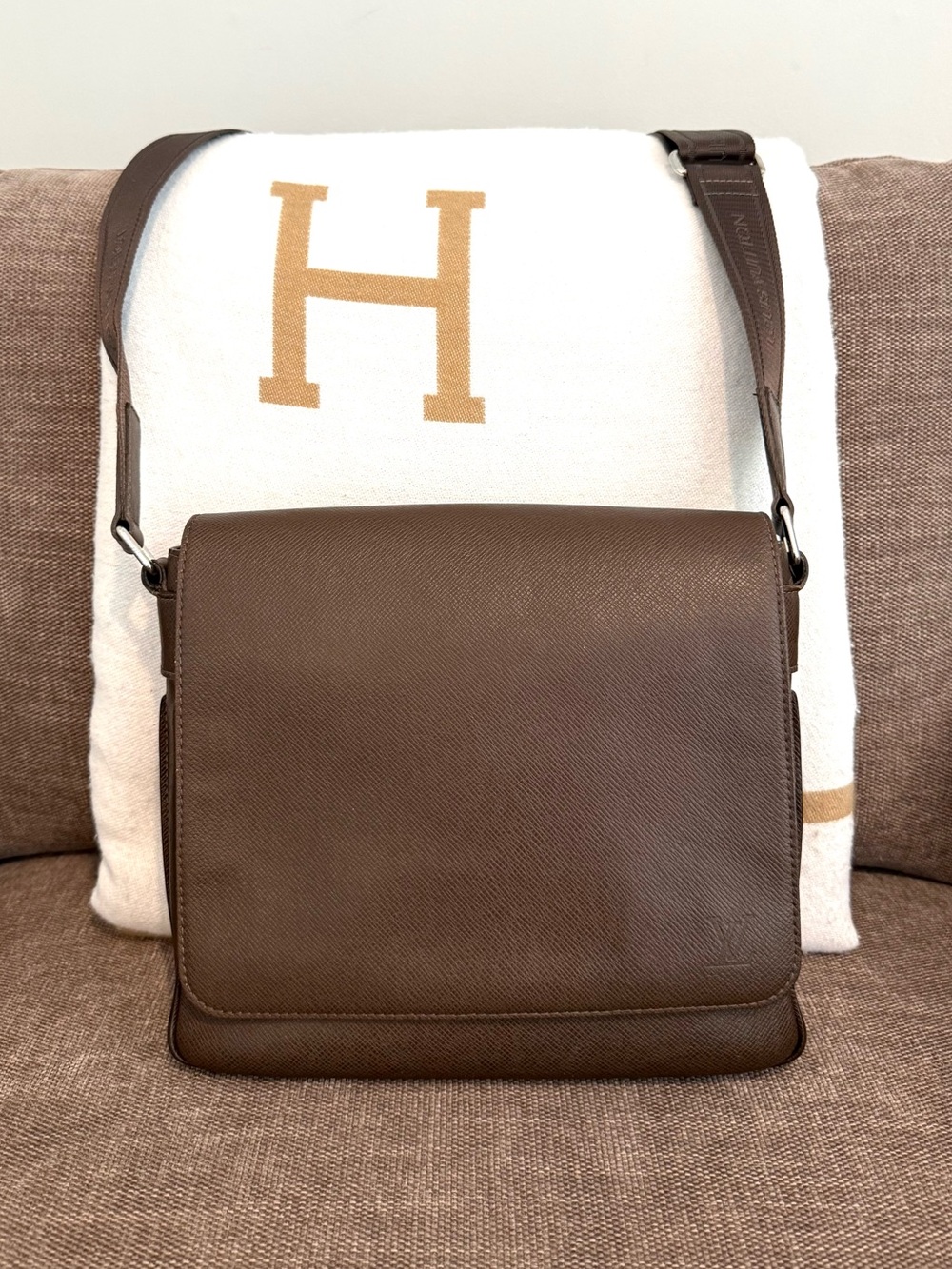 Authentic Louis Vuitton Roman Messenger bag M32852 brown taiga leather LV